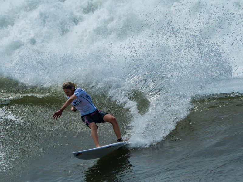 Surfistas juveniles compiten en las olas de La Bocana durante el Mundial Junior de Surf 2026.