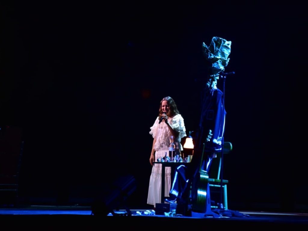 Lafourcade agradeció al público por asistir y les pidió vivir la noche con libertad: “Este es su concierto”.