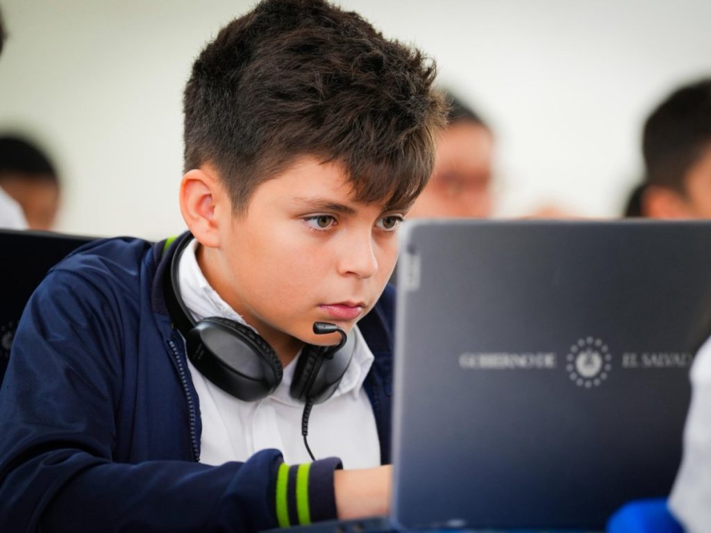 La reforma educativa busca ampliar mejoras en aprendizaje, conectividad, tecnología y apoyo docente en todo el sistema público.
