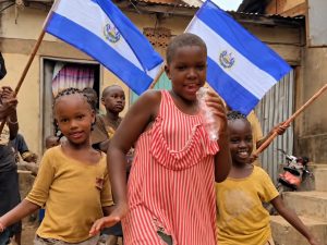 Niños de Uganda bailan y cantan “La Loba” de Julissa Ventura