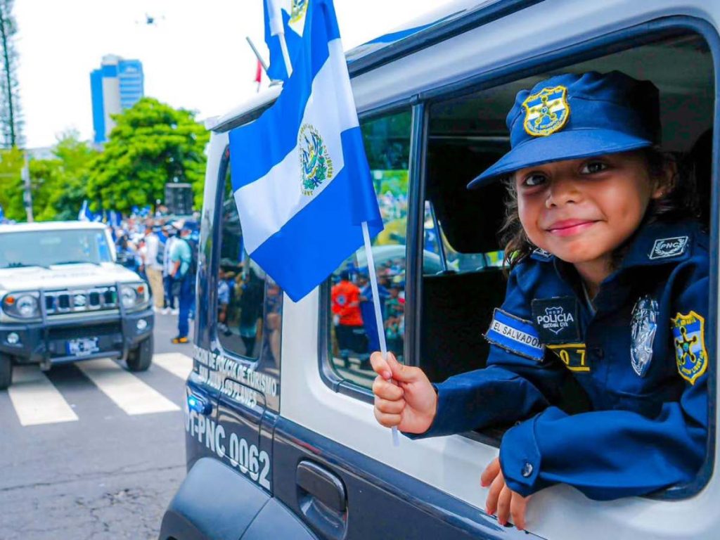 Los niños pusieron ternura y color al desfile cívico.