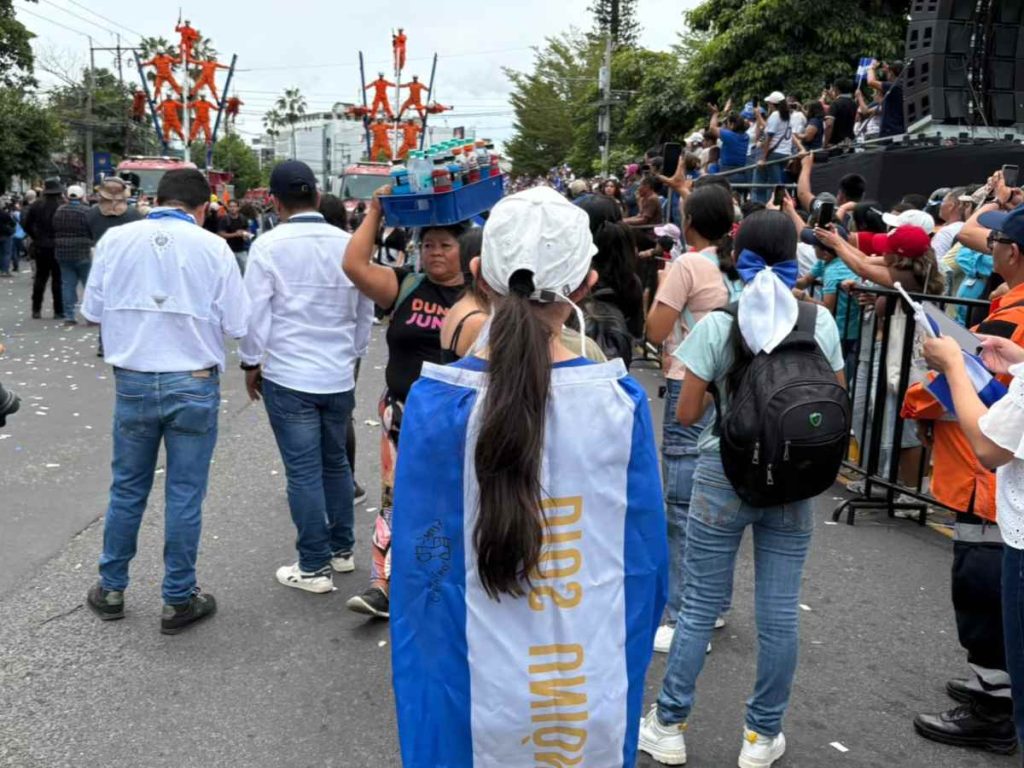 Banderas, uniformes y mucha emoción marcaron el desfile.