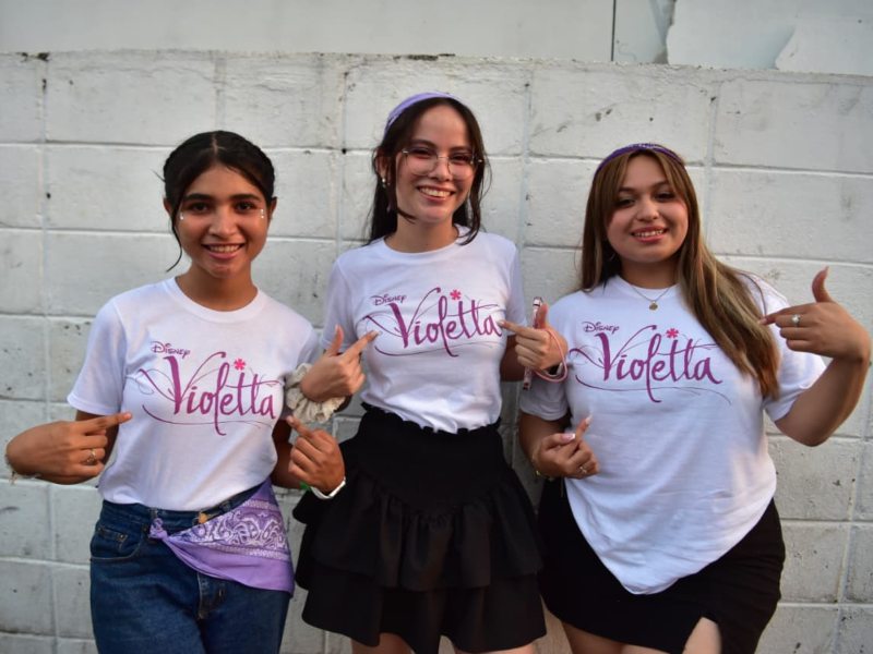También se lucieron los outfits que hacen referencia a la serie de Disney, donde la protagonista principal fue Tini.