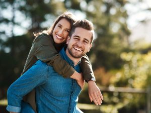 pareja-jóvenes-01