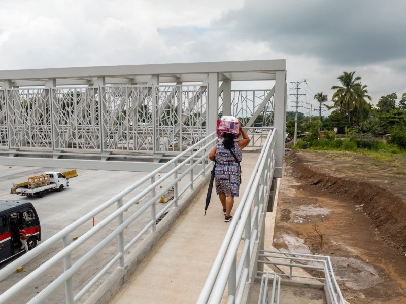 La primera pasarela del proyecto Los Chorros ya está habilitada para el paso de peatones sobre la carretera Panamericana.