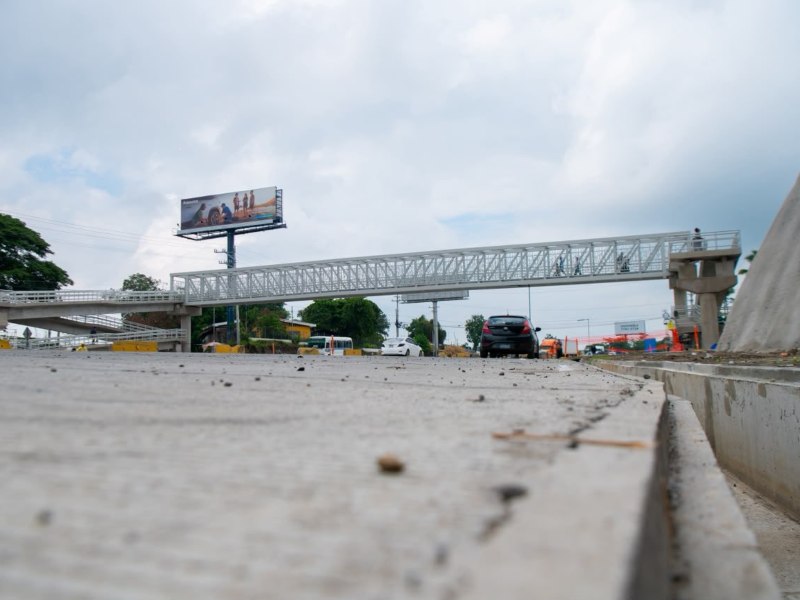 Peatones ya utilizan la primera pasarela puesta en funcionamiento dentro del proyecto Los Chorros.
