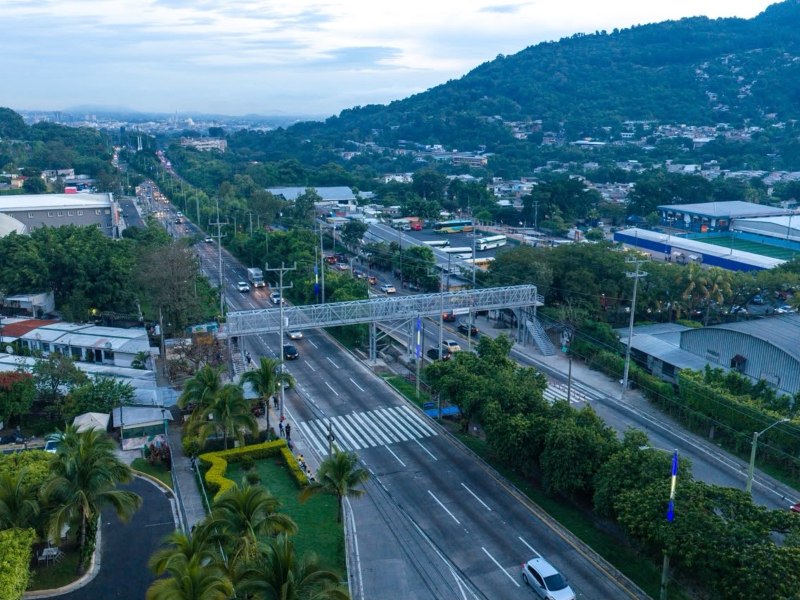 La nueva pasarela de San Marcos ya está habilitada para el paso de peatones sobre la autopista a Comalapa.