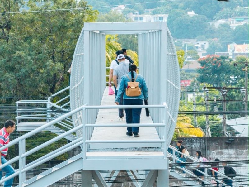 Peatones utilizan la nueva pasarela ubicada frente a la Terminal del Sur, en San Marcos.
