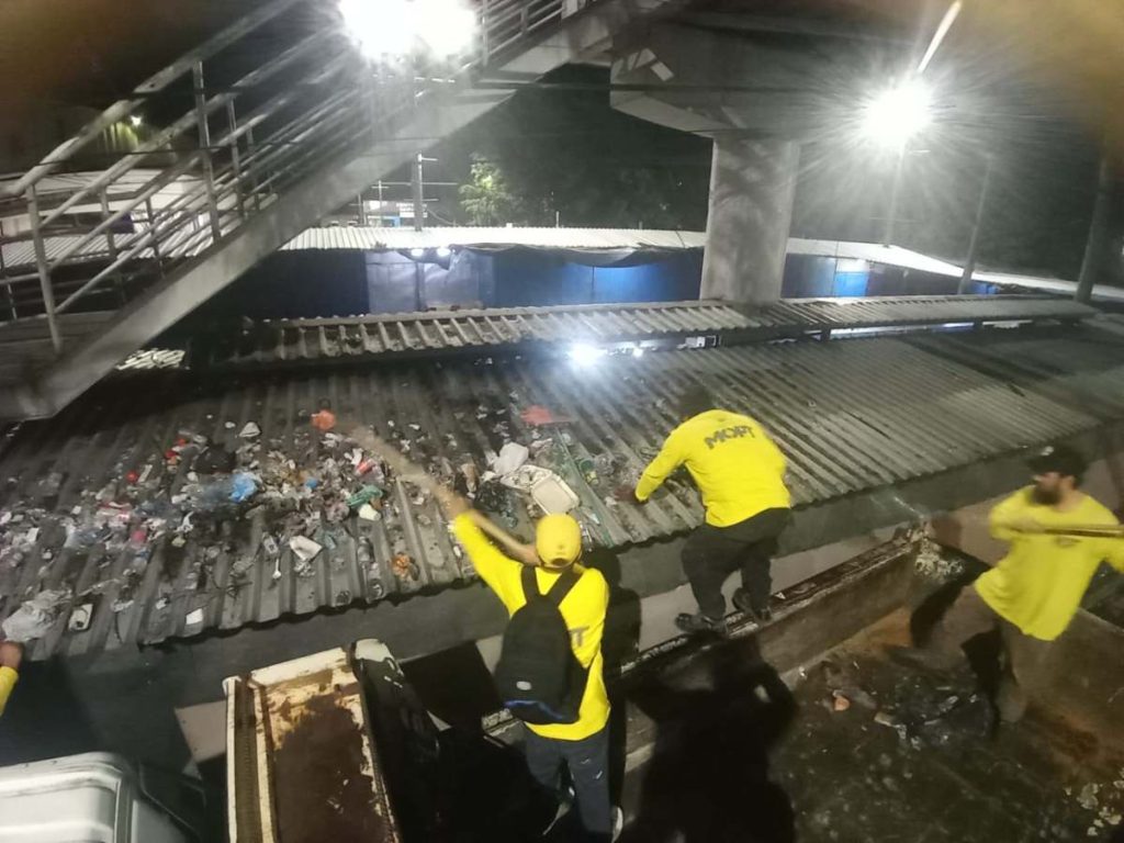El Ministerio de Obras Públicas informó que el promontorio de basura llevaba varios días acumulado en la zona. Foto/ Cortesía MOP