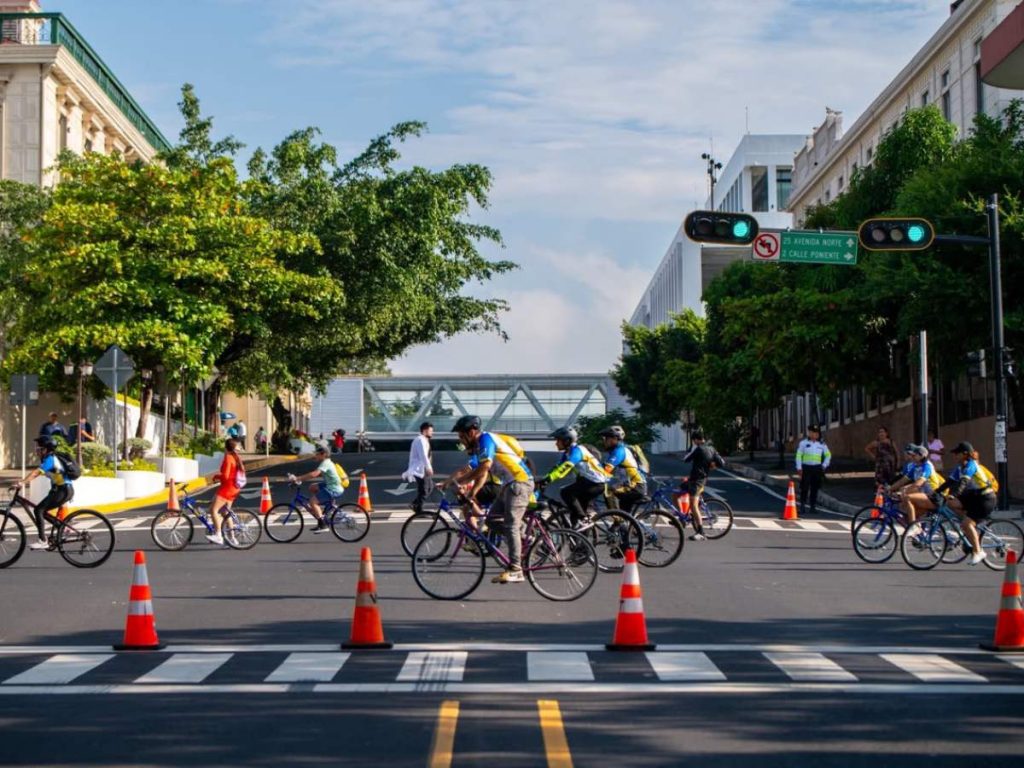 La ruta corta parte desde la calle Rubén Darío y llega hasta el sector de la plaza Salvador del Mundo antes de regresar, mientras que la de 10 kilómetros continúa hasta el bulevar Constitución.