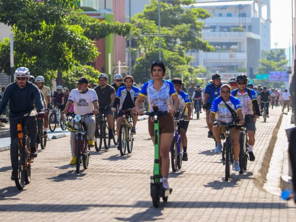 Familias y grupos de amigos se sumaron desde temprano a la actividad, que también cuenta con talleres móviles para bicicletas y otros espacios instalados en la zona.
