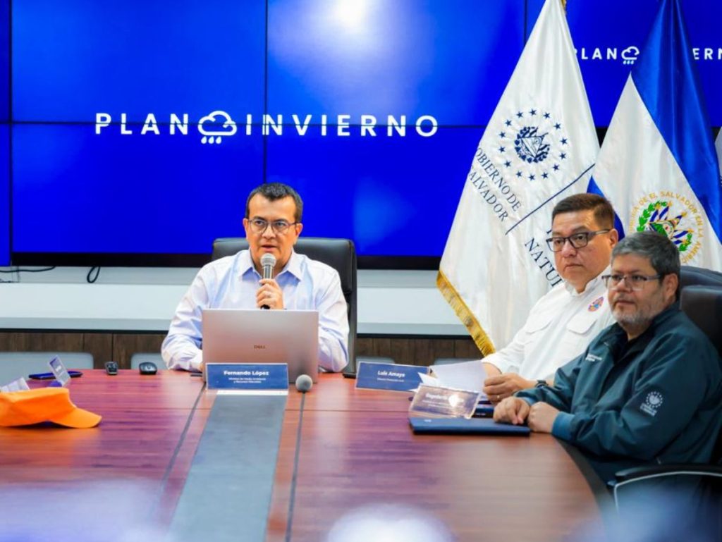 De izq. a der.: Fernando López, ministro de Medio Ambiente; Luis Alonso Amaya, director de Protección Civil; y Dagoberto Arévalo, presidente de ANDA.