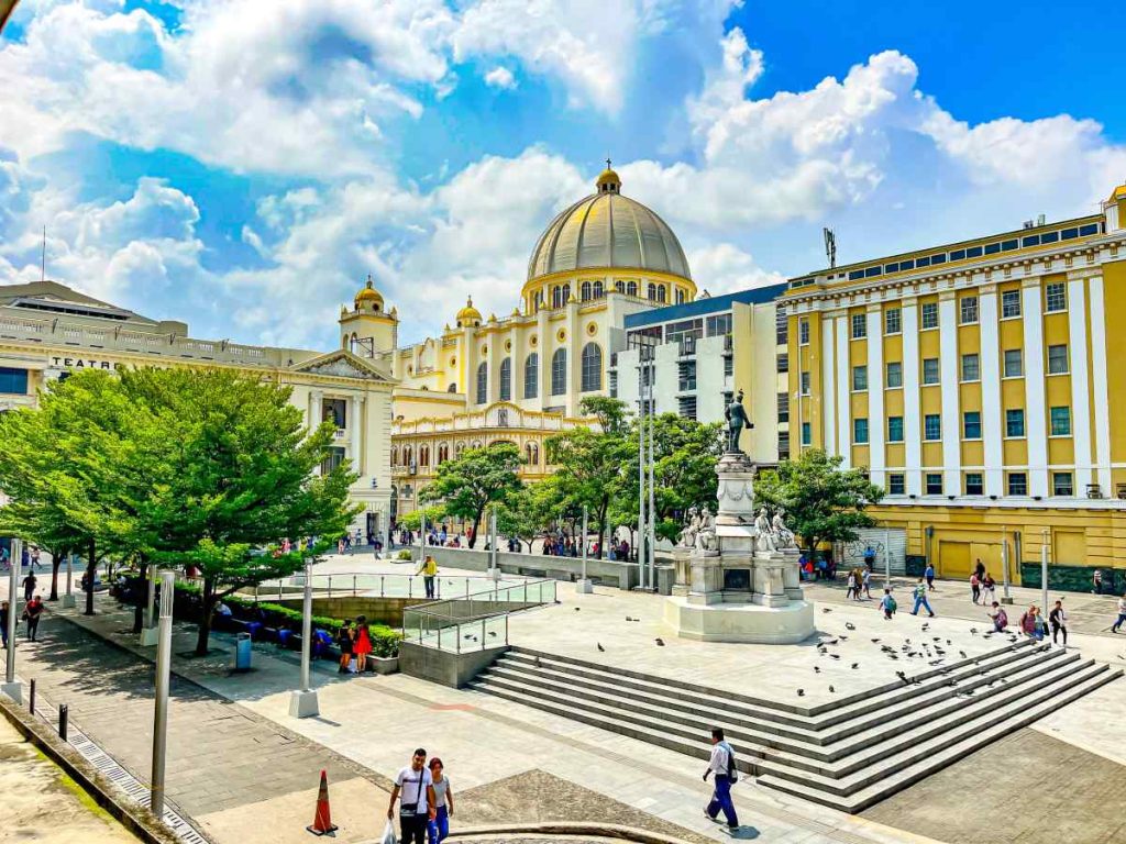El monumento a Francisco Morazán, ubicado en la plaza que lleva su nombre en el Centro Histórico de San Salvador, es considerado el más antiguo de la capital.