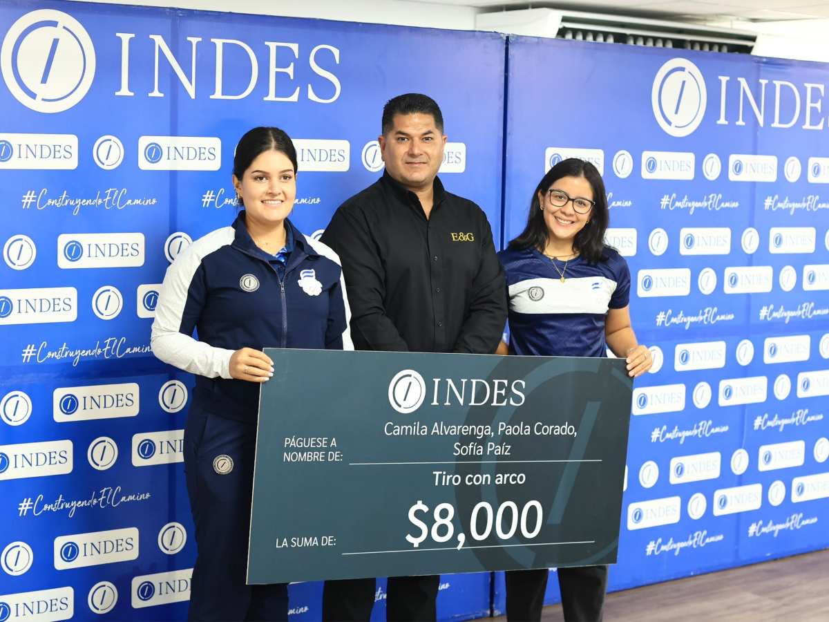 Camila Alvarenga, Paola Corado y Sofía Paíz recibieron $8,000 por sus resultados en tiro con arco.