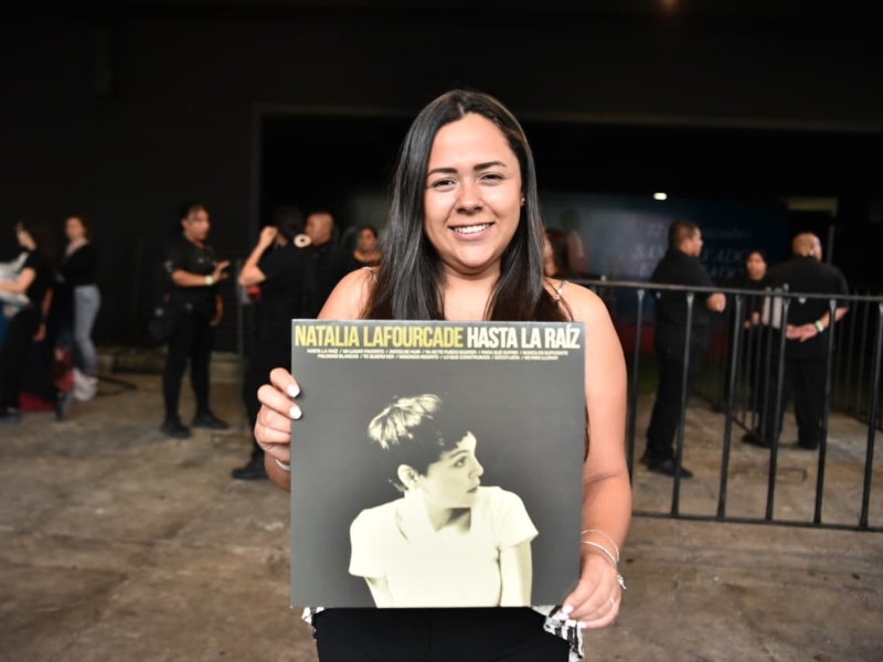 Elena le pedirá a Natalia Lafourcade que le firme este disco de vinilo