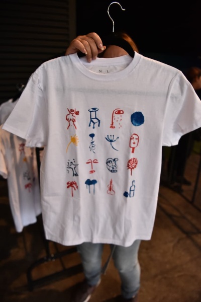 Las camisas tienen un costo de $30 y las bolsas de manta valen $20