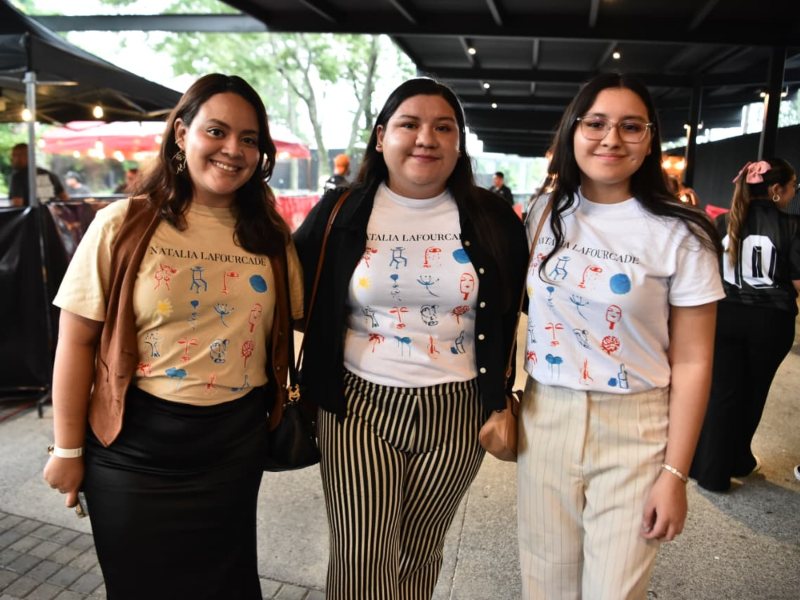 Uri, Gabriela y Valeria decidieron llegar con la camisa del club de fans de Natalia Lafourcade