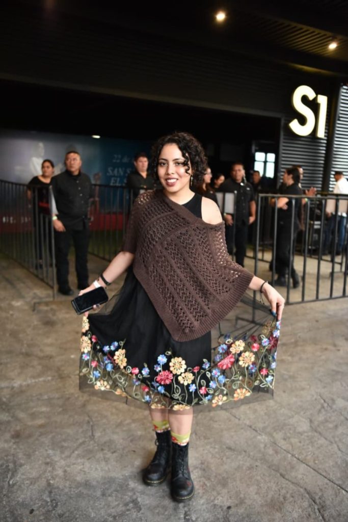 Jade ha seleccionado cuidadosamente su outfit para esta noche