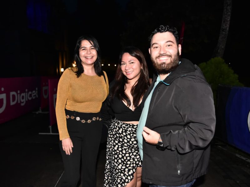 Roberto, Kathy y Stephanie han llegado juntos al concierto