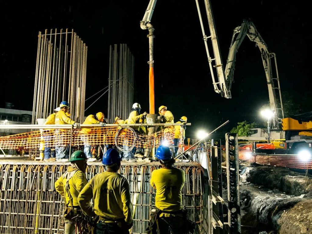 El Ministerio de Obras Públicas y Transporte informó que avanzan los trabajos de colado de concreto en una de las zapatas de la primera estación del Aerocable de Mejicanos.