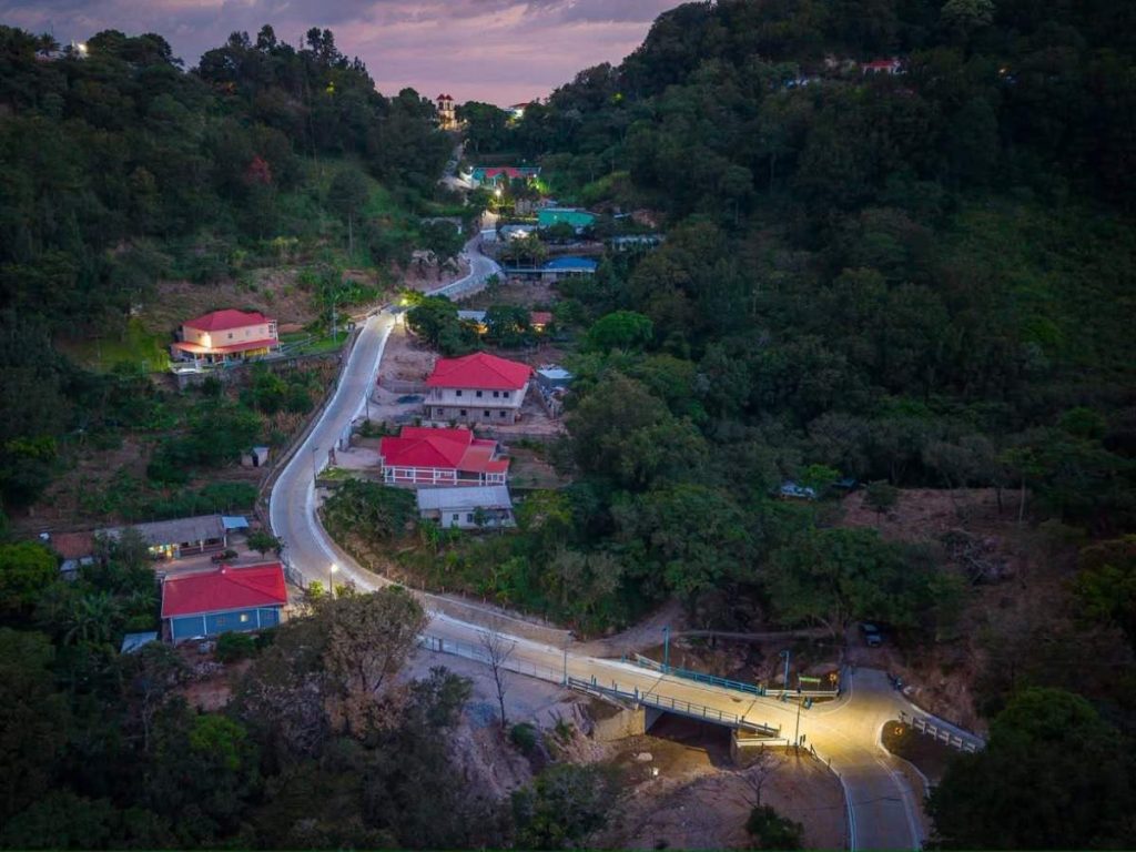 La obra sobre el río La Conquista busca mejorar la movilidad y seguridad de peatones y conductores durante la época lluviosa.