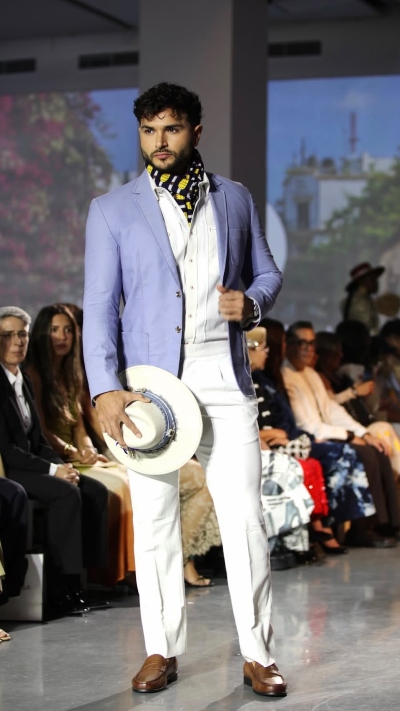 Rafael Oropeza desfila en Nueva York con un diseño de Carlos Sierra durante una presentación de Fashion Designers of Latin America.