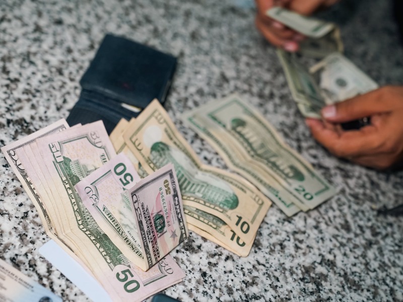 Las víctimas recibían entre $20 y $25 por responder supuestas encuestas, de acuerdo con la investigación.