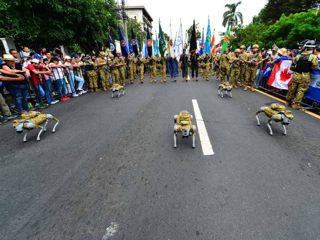 Los perros robot llamaron la atención durante el desfile militar en El Salvador del Mundo.