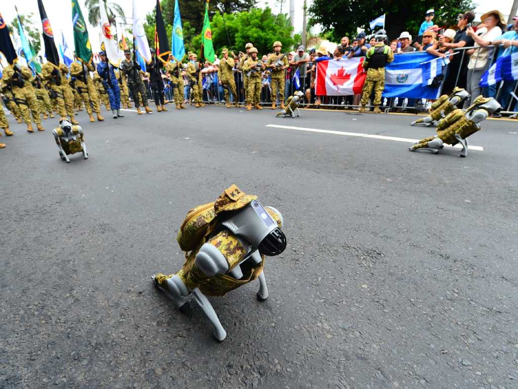 Equipos robóticos de la Fuerza Armada encabezaron el recorrido militar por las fiestas de Independencia.