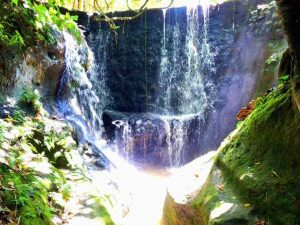 Una cascada entre formaciones rocosas suma frescura y atractivo al paisaje natural de Las Cazalcubas, en Tonacatepeque.