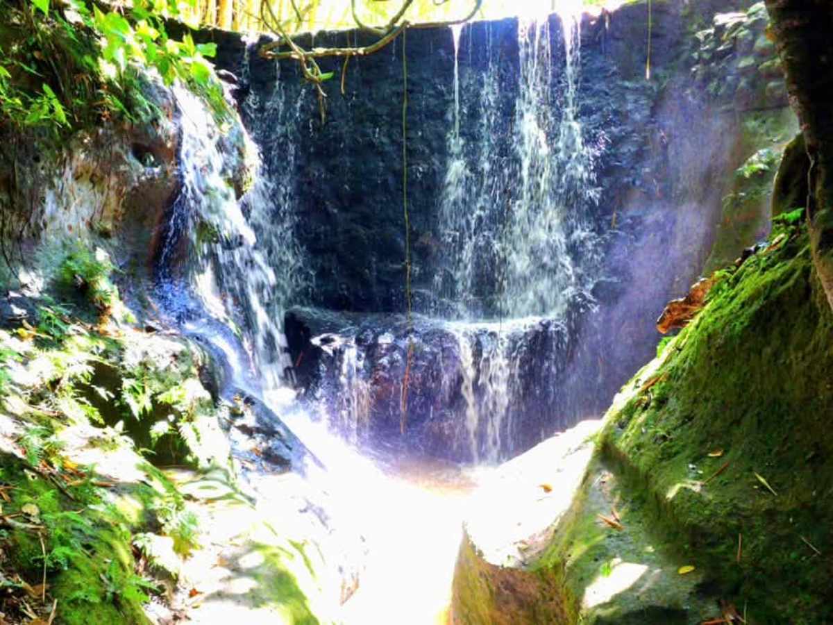 Una cascada entre formaciones rocosas suma frescura y atractivo al paisaje natural de Las Cazalcubas, en Tonacatepeque.