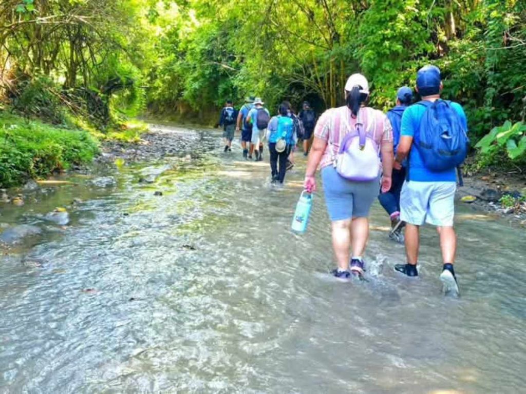 Turistas recorren Las Cazalcubas entre senderos, naturaleza y paisajes rurales cercanos a San Salvador.