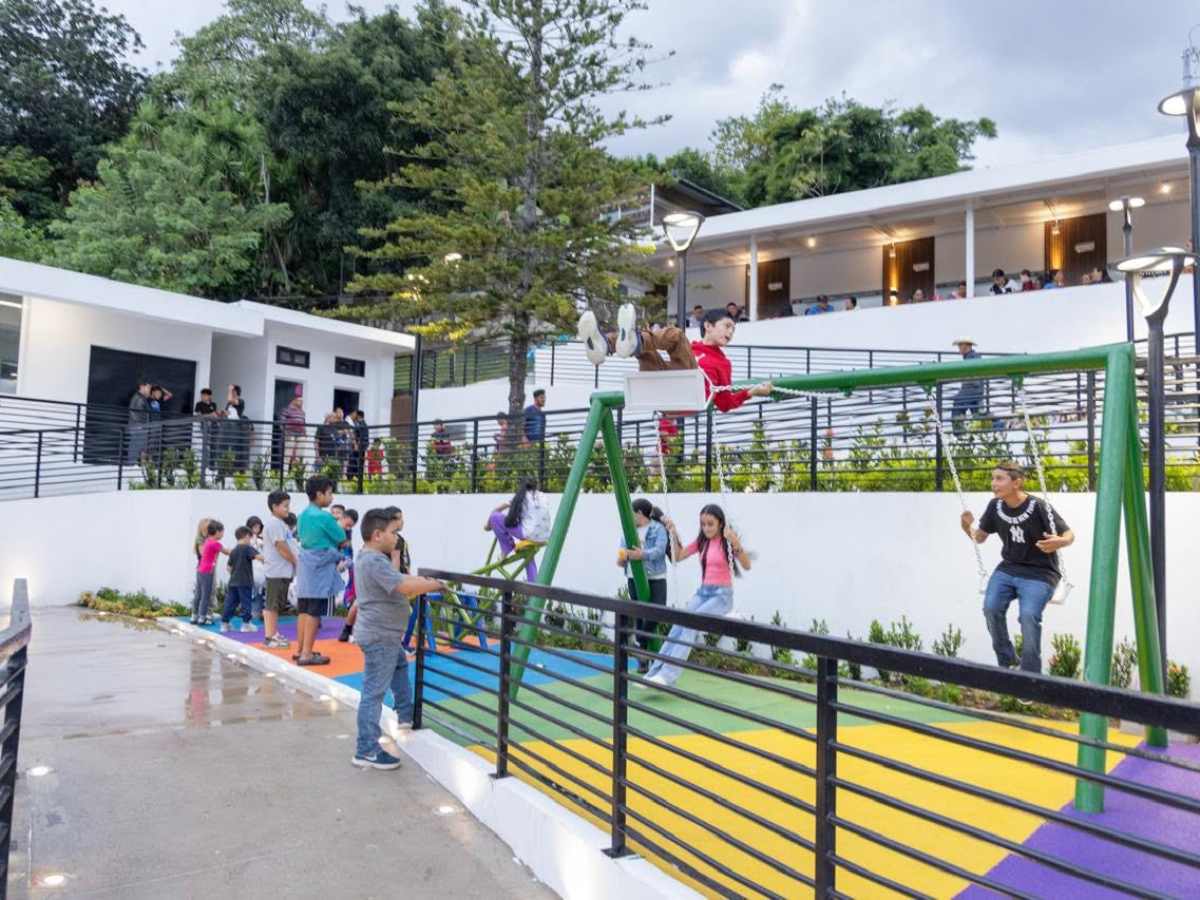 La nueva plaza comercial de San Fernando suma espacios para el comercio, la convivencia y el turismo local en Chalatenango.