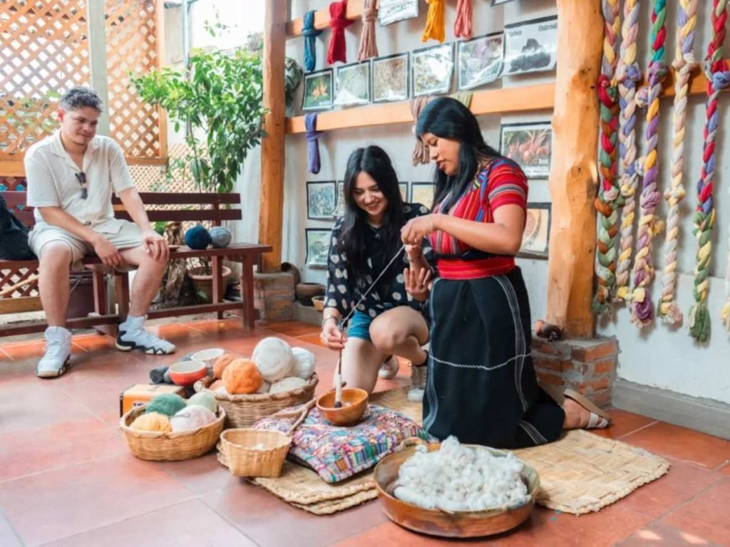 Artesanas muestran el proceso tradicional del tejido maya.