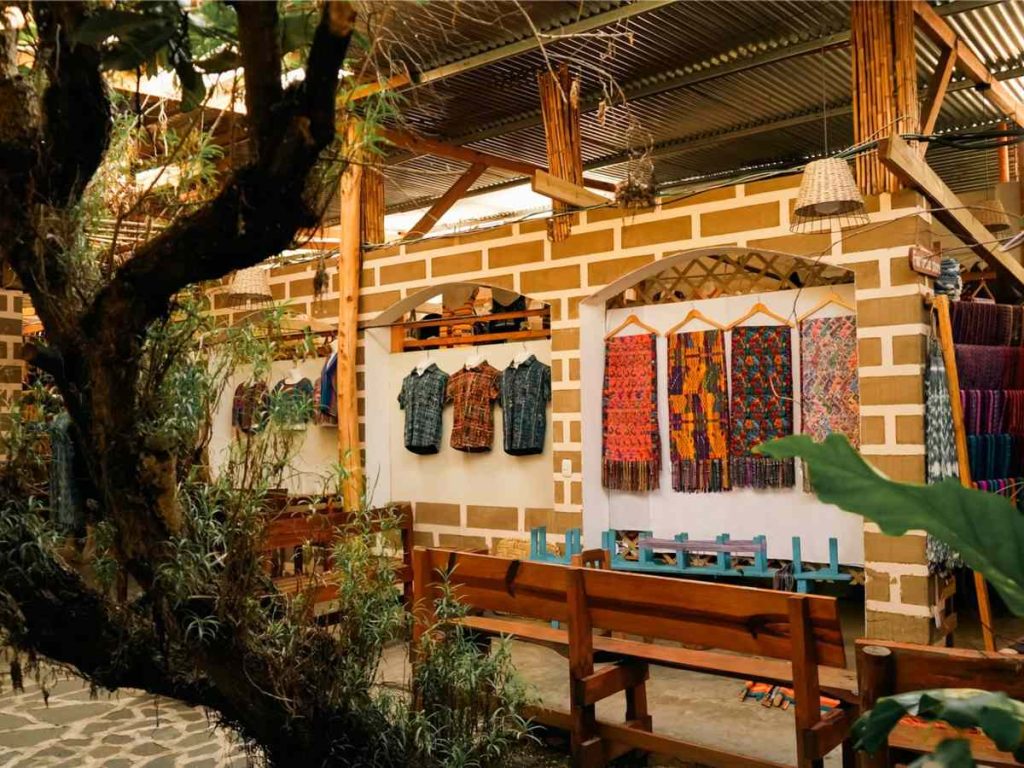 San Juan La Laguna conserva vivas sus tradiciones textiles.