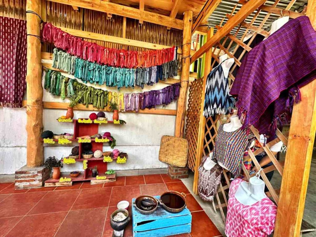 Los tintes naturales dan color a los hilos artesanales.