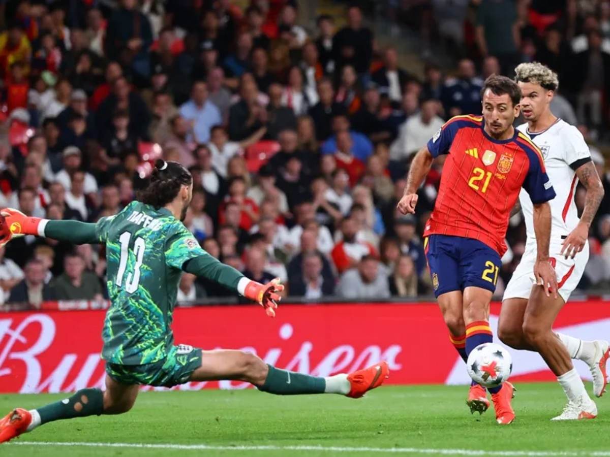 Mikel Oyarzabal (c) anota el tercer gol para España ante el portero inglés James Trafford