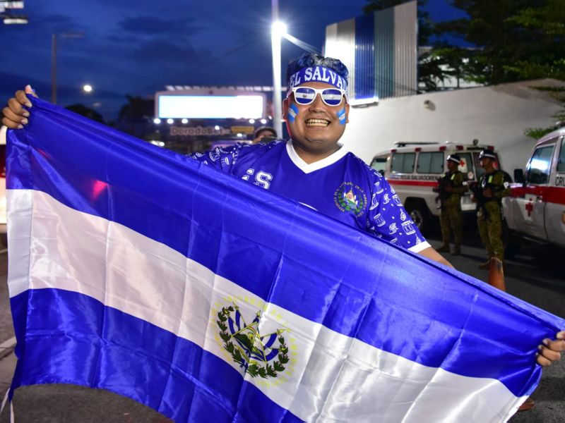 Aficionados comienzan a llegar al Estadio Mágico González previo al duelo entre El Salvador y Martinica. Foto: Miguel Lemus.