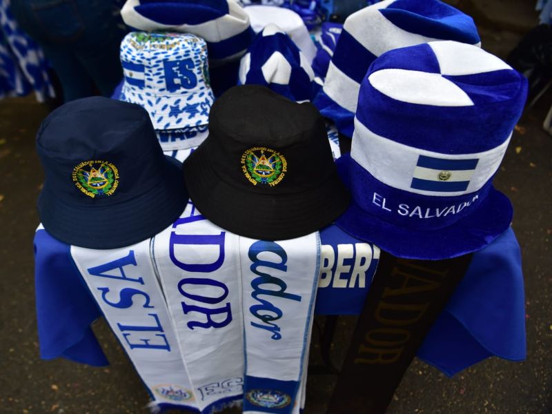 Camisetas, banderas y cánticos acompañaron la previa del encuentro de la Selecta en San Salvador. Foto: Miguel Lemus.