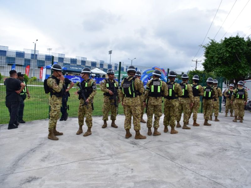 La seguridad fue reforzada en las calles cercanas al estadio antes del inicio del partido. Foto: Miguel Lemus.