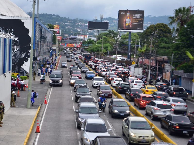 El tráfico complicó la llegada de algunos aficionados varias horas antes del compromiso. Foto: Miguel Lemus.
