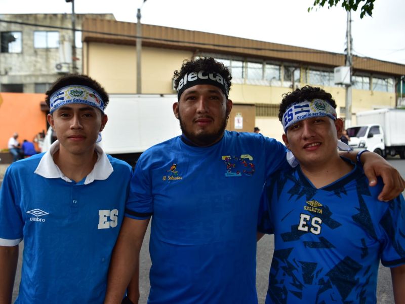 El ambiente fue tranquilo en los alrededores del Mágico González antes del partido de la Selecta. Foto: Miguel Lemus.