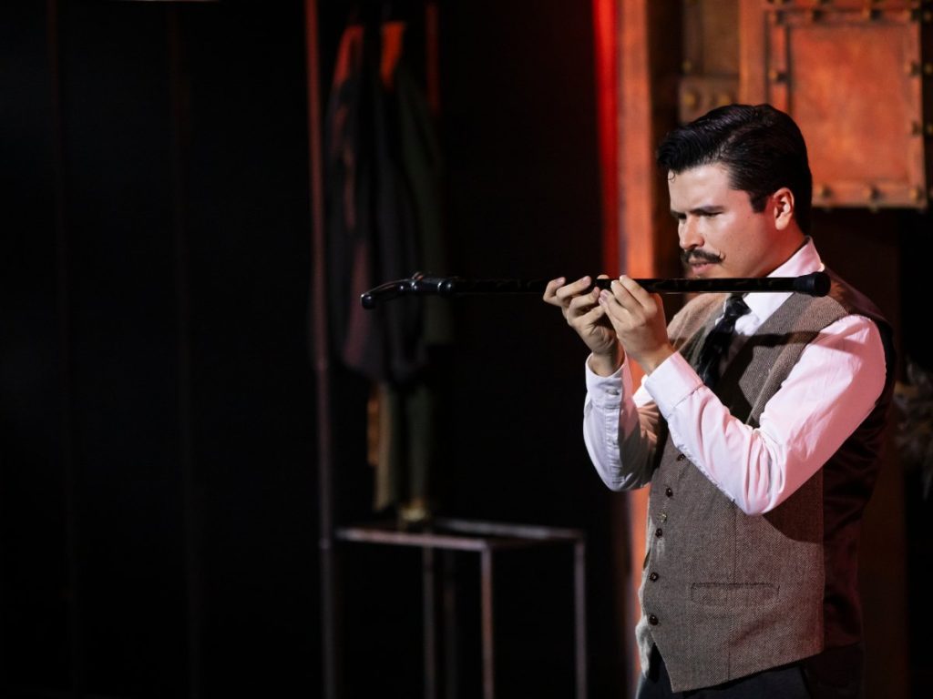 Sherlock Holmes llega al teatro con humor y misterio.