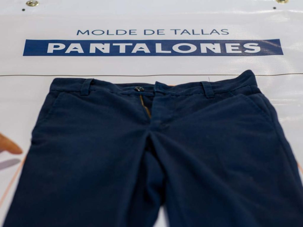El nuevo sistema utiliza plantillas de prueba rápida para determinar las tallas de uniformes y calzado de cada estudiante.