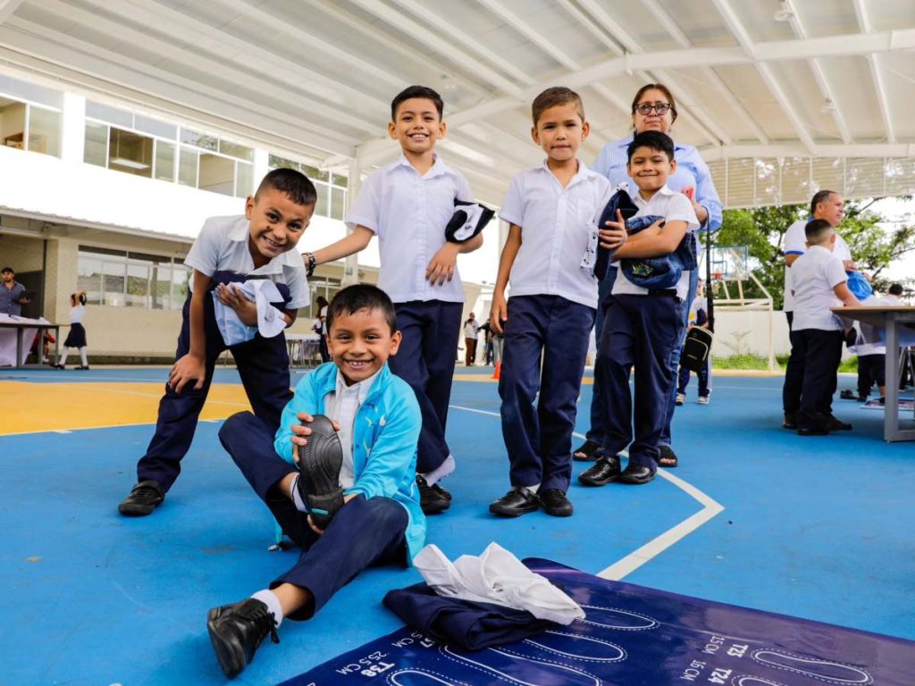 - Educación inició con anticipación la toma de medidas para organizar la entrega de uniformes y zapatos del próximo año escolar.