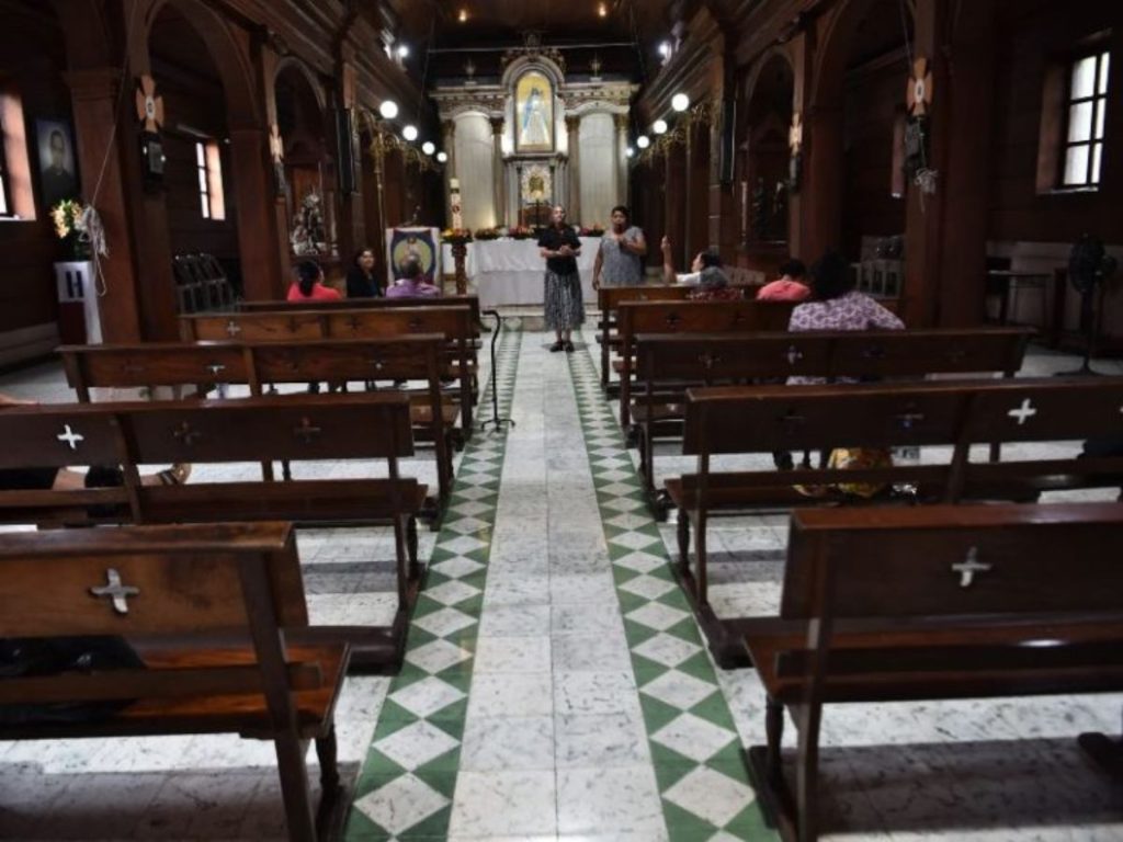 Construida principalmente con madera, la iglesia de Candelaria conserva detalles arquitectónicos que reflejan más de un siglo de historia capitalina.
