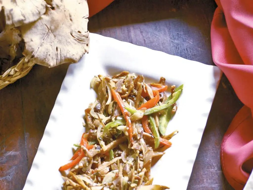 Tenquiques con mantequilla y ajo, una preparación sencilla que resalta su textura y combina el sabor del hongo con pimientos y perejil.