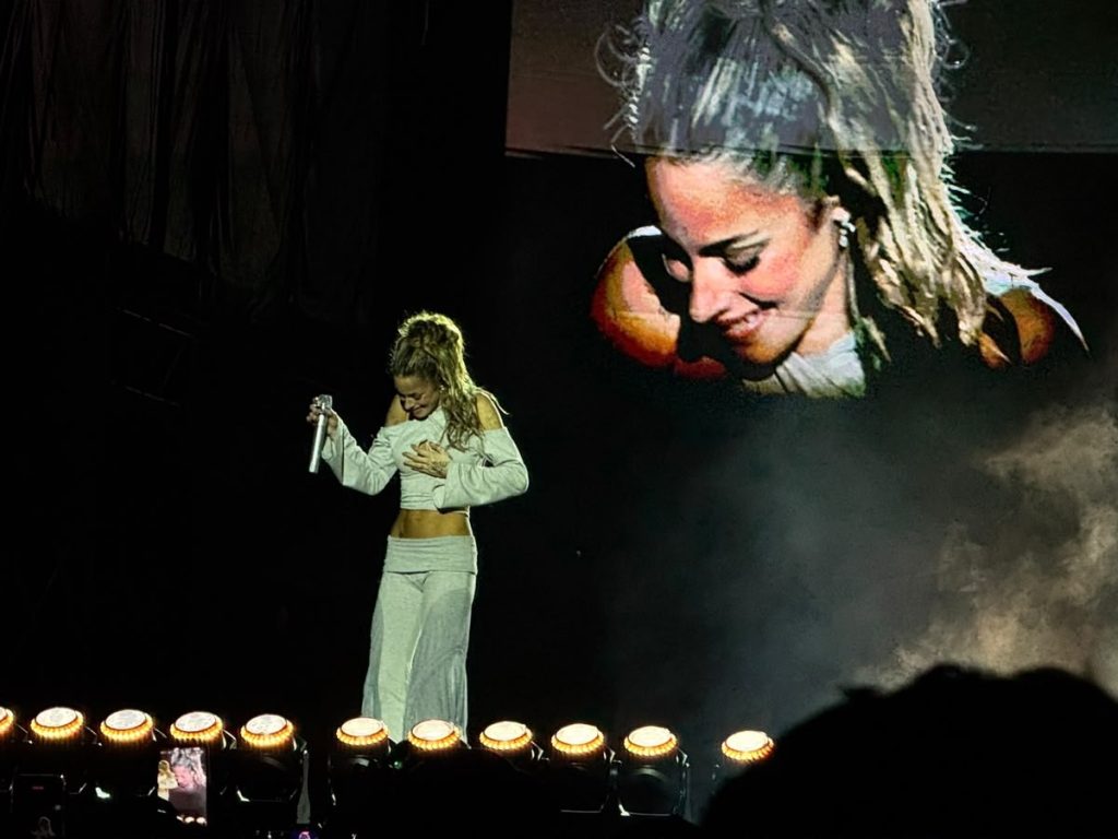 Tini Stoessel se presentó este domingo en el Estadio Las Delicias con su show “FUTTTURA”, luego de que el concierto previsto para el sábado fuera reprogramado por fuertes lluvias, tormenta eléctrica y complicaciones técnicas.