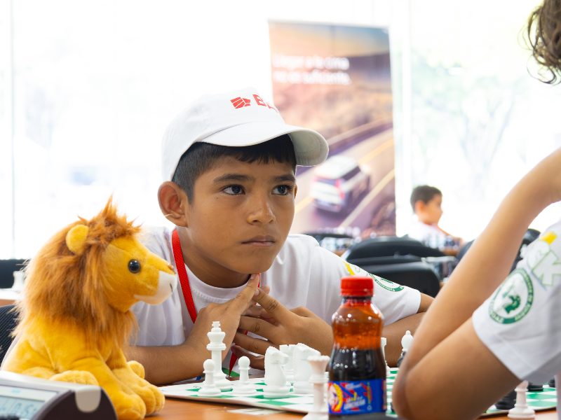 El ajedrez se ha convertido en una herramienta para fortalecer habilidades cognitivas, matemáticas y socioemocionales entre estudiantes salvadoreños.