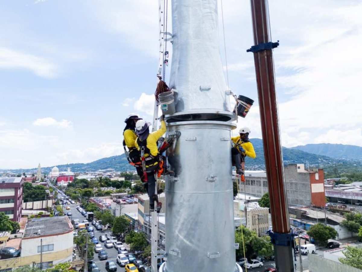 Aerocable de Mejicanos continúa con la instalación de sus estructuras.